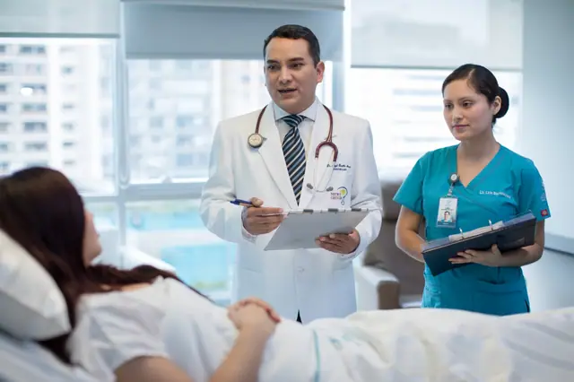 Médico y enfermera atendiendo a una paciente