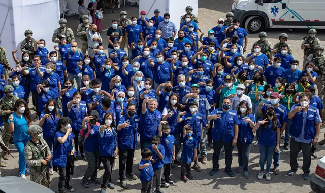 Voluntarios y personal de la clínica en una campaña de salud